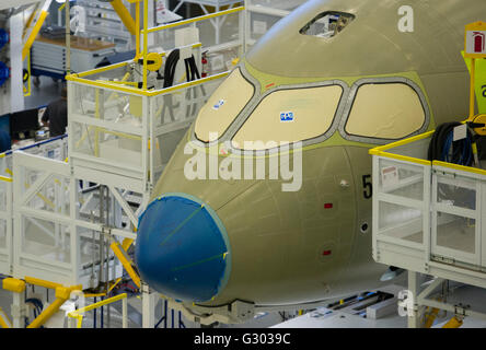 Ein Bombardier C-Serie-Jet ist auf dem Fließband an ein Bombardier Werk in Mirabel, que, Kanada, Freitag, 2. April gezeigt. Stockfoto
