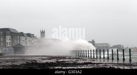 Sturmwellen brechen über Promenade Penzance, Cornwall, England, UK. Stockfoto