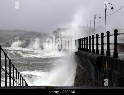 Sturmwellen brechen über Promenade Penzance, Cornwall, England, UK. Stockfoto