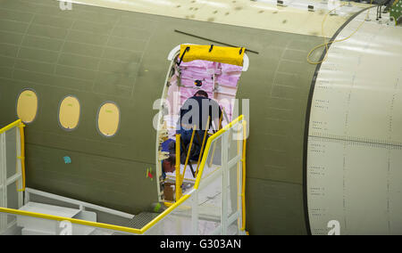 Ein Bombardier C-Serie-Jet ist auf dem Fließband an ein Bombardier Werk in Mirabel, que, Kanada, Freitag, 2. April gezeigt. Stockfoto