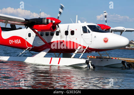 Eine de Havilland Twin Otter Wasserflugzeug landet von Aarhus und kommt zu der Anlegestelle im Hafen von Kopenhagen, siehe Beschreibung. Stockfoto