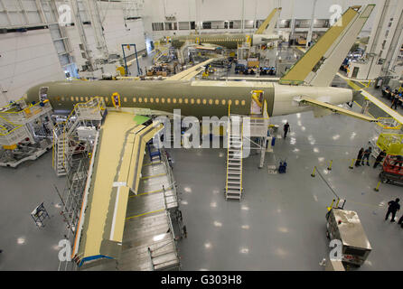 Ein Bombardier C-Serie-Jet ist auf dem Fließband an ein Bombardier Werk in Mirabel, que, Kanada, Freitag, 2. April gezeigt. Stockfoto
