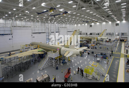Ein Bombardier C-Serie-Jet ist auf dem Fließband an ein Bombardier Werk in Mirabel, que, Kanada, Freitag, 2. April gezeigt. Stockfoto