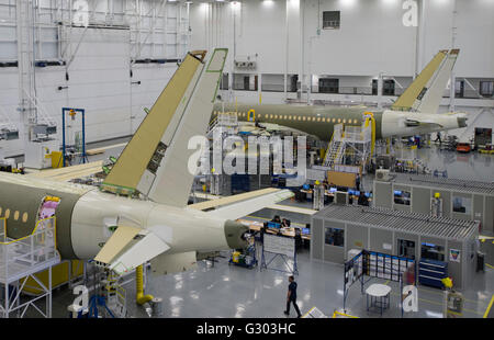 Bombardier C-Series Düsen erscheinen auf dem Fließband an ein Bombardier Werk in Mirabel, que, Kanada, Freitag, 2. April Stockfoto