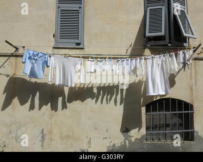 Wäsche hängt an einer Wäscheleine auf einer Fassade, Italien, Europa Stockfoto