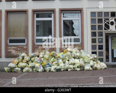 Recycling Taschen, Gelbe Säcke, vor einem Haus, Freiburg, Baden-Württemberg Stockfoto