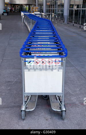 Gepäckwagen am Flughafen Málaga, Andalusien, Spanien, Europa Stockfoto