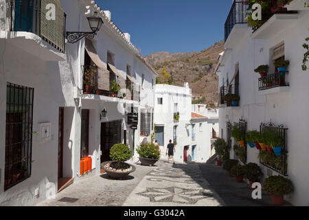 Weiße Häuser in einer schmalen Gasse in Frigiliana, Nerja, Costa Del Sol, Andalusien, Spanien, Europa, PublicGround Stockfoto