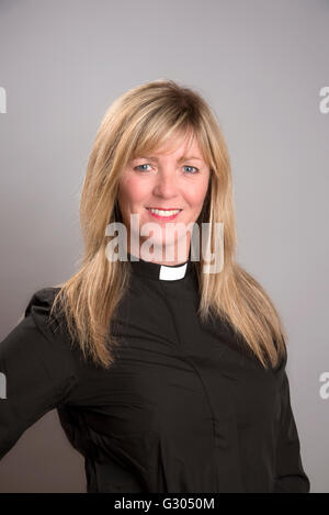 Porträt eines weiblichen Klerus trägt ein schwarzes Hemd und Clerical collar Stockfoto