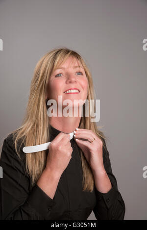 Porträt eines weiblichen Klerus trägt ein schwarzes Hemd und Clerical collar Stockfoto