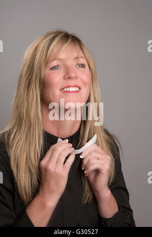 Porträt eines weiblichen Klerus trägt ein schwarzes Hemd und Clerical collar Stockfoto