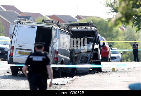 BEACHTEN SIE DAS KENNZEICHEN, DAS VON DER Polizei des PA-BILDTISCHES VERPIXELT wurde, am Ort des Geschehens in der Stepps-Gegend von Glasgow, wo eine Reihe von Personen nach einem "andauernden Polizeiereignis" ins Krankenhaus gebracht wurden. Stockfoto