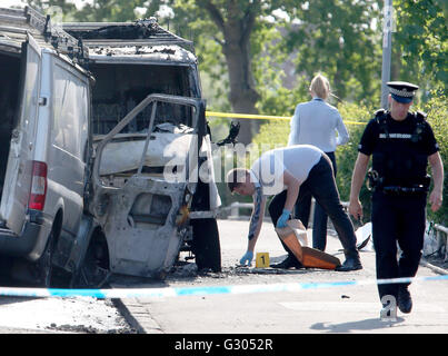 Polizei am Tatort in der Stepps-Gegend von Glasgow, wo eine Reihe von Menschen nach einem "andauernden Polizeiereignis" ins Krankenhaus gebracht wurden. Stockfoto