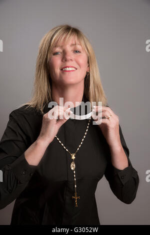 Porträt eines weiblichen Klerus trägt ein schwarzes Hemd und Clerical collar Stockfoto