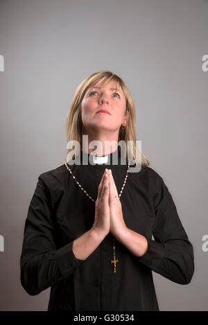 Porträt eines weiblichen Klerus trägt ein schwarzes Hemd und Clerical collar Stockfoto