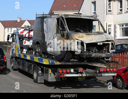 Ein Rückholfahrzeug entfernt einen ausgebrannten Transporter von der Szene, angeblich Frankfield Road, im Stepps-Gebiet von Glasgow, nachdem eine Reihe von Personen nach einem andauernden Polizeiunfall ins Krankenhaus gebracht worden waren. Stockfoto