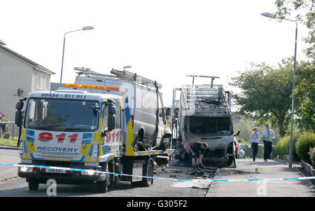 Zwei Transporter werden am Tatort geborgen, angeblich in der Frankfield Road, in der Stepps Gegend von Glasgow, nachdem eine Reihe von Menschen nach einem "andauernden Polizeiereignis" ins Krankenhaus gebracht wurden. Stockfoto