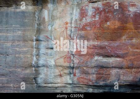 Eine mit offenem Mund Figur tragen Speere gemalt in einer Höhle am Ubirr, Kakadu-Nationalpark, Northern Territory, Australien Stockfoto