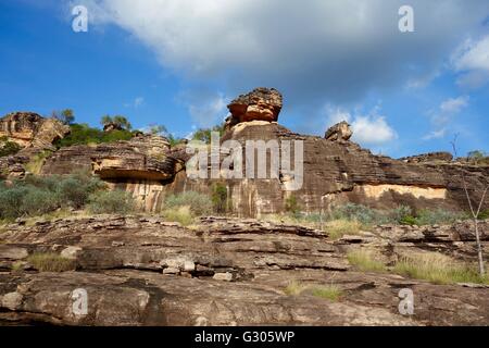 Blick auf die Felsen mit Höhlenmalereien, bekannt als die "Mountford Site" in der Nähe von East Alligator River, West-Arnhemland, Australien Stockfoto