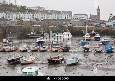 Ebbe am Hafendamm in Cornwall, wo Hafen Wände vor kurzem restauriert wurden nach erleiden schwere Sturmschäden Stockfoto