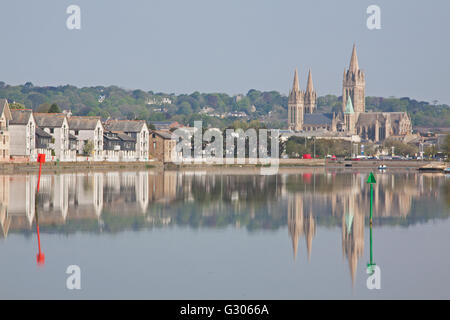 Die Kathedrale der Heiligen Jungfrau Maria und am Flussufer Gehäuse in der kornischen Hauptstadt spiegelt sich in Truro Fluss bei Hochwasser Stockfoto