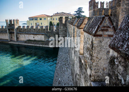 Alte Mauern um Sirmione, italienische Stadt am Gardasee. Historische Ansicht von Italien Stockfoto