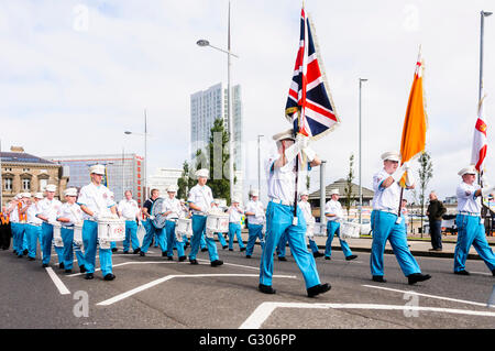 Rathcoole protestantischen Boys Flute Band während eines Oranier-Orden 12. Juli jährliche Parade in Belfast. Stockfoto