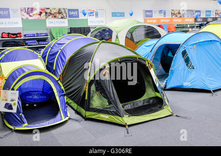 Zelte zum Verkauf im camping Bereich Sportgeschäft gehen im Freien. Stockfoto