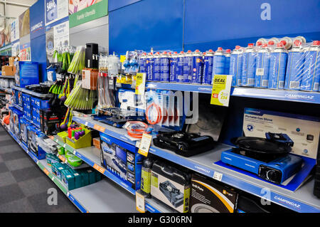 Camping, Öfen, Gasflaschen und Zubehör zum Verkauf im camping Bereich Sportgeschäft gehen im Freien. Stockfoto