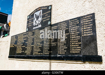 Inschriften auf einer Tafel an der Wand von einem republikanischen Memorial Garden mit Namen der IRA Freiwilligen während der Unruhen getötet. Stockfoto