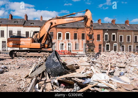 Ein Abriss-Bagger auf einer innerstädtischen Standort wo Häuser abgerissen werden. Stockfoto