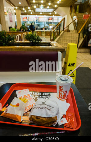 Hamburger, Pommes Frites und Getränk auf einem Tablett in einem Burger King-Schnellrestaurant Stockfoto