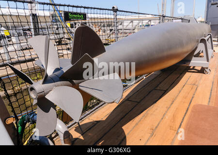 Ein Torpedo auf HMS Caroline, Belfast, das letzte erhaltene Schiff aus der Schlacht von Jütland. Stockfoto