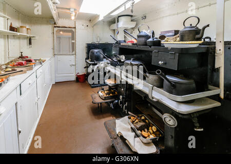 Backofen in der Küche von HMS Caroline, Belfast, das letzte erhaltene Schiff aus der Schlacht von Jütland. Stockfoto