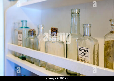Flaschen in den Regalen in einer Arztpraxis von WW1. Stockfoto