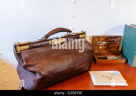 Patienten Hinweise und eine medizinische Tasche auf einem Schreibtisch in einer Arztpraxis von 1910 bis 1920 (WW1) Stockfoto