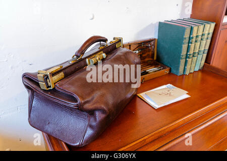 Patienten Hinweise und eine medizinische Tasche auf einem Schreibtisch in einer Arztpraxis von 1910 bis 1920 (WW1) Stockfoto