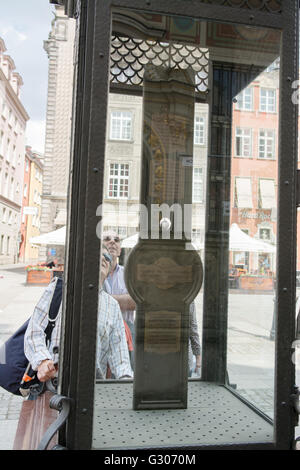 Fahrenheit-Denkmal - Danzig, Polen.  Daniel Fahrenheit war geboren in Danzig (jetzt Gdansk) und ein Fahrenheit Denkmal mit einer Stockfoto