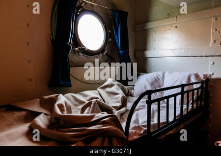 Kabine ungemachten Bett an Bord eines Schiffes. Stockfoto