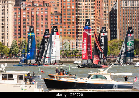 Louis Vuitton America Cup World Series team Katamarane Rennen auf dem Hudson River Platz umgeben von Zuschauer Boote. Stockfoto