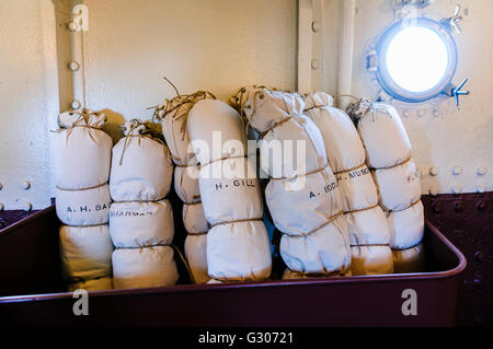 Seeleute Reisetaschen und Hängematten auf HMS Caroline, Belfast, das letzte erhaltene Schiff aus der Schlacht von Jütland. Stockfoto