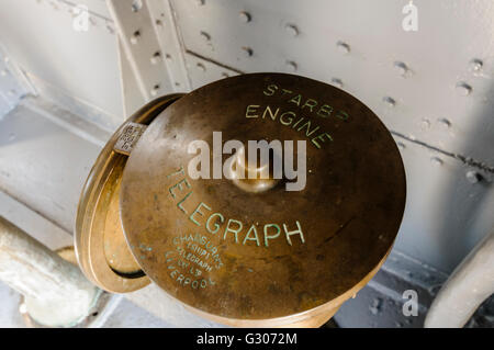 Steuerbord-Motor Messing telegraph auf der Brücke der HMS Caroline, Belfast, das letzte erhaltene Schiff aus der Schlacht von Jütland. Stockfoto