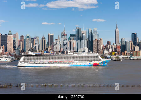 Kreuzfahrtschiff Norwegian Breakaway Köpfe Süd auf dem Hudson River, vorbei an der Mid-Town-Skyline von New York City. Stockfoto