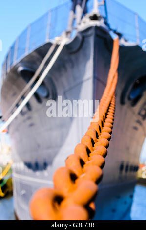 Anker-Kette auf der Bug der HMS Caroline, die letzte Überlebende Kriegsschiff aus der Schlacht von Jütland. Stockfoto