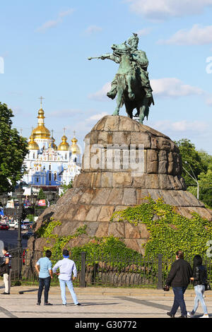 Denkmal von Bohdan Khmelnytsky, Hetman des ukrainischen Zaporozhian Kosaken, auf Sofia Platz in Kiew Stockfoto