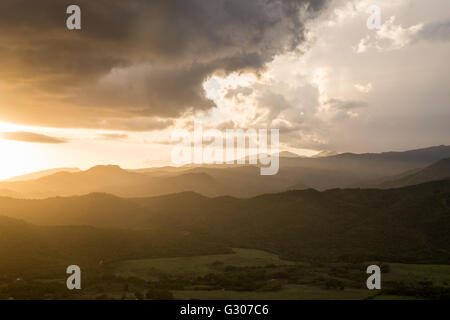 Einen atemberaubenden Sonnenuntergang über dem Valle de Los Ingenios in Trinidad, Kuba Stockfoto