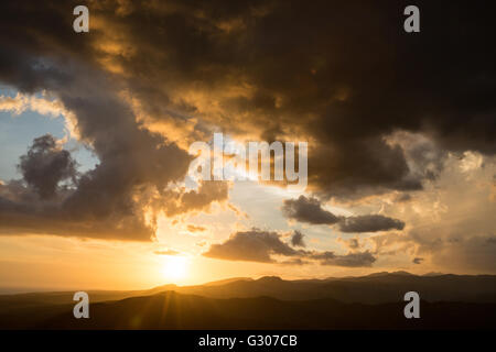 Einen atemberaubenden Sonnenuntergang über dem Valle de Los Ingenios in Trinidad, Kuba Stockfoto