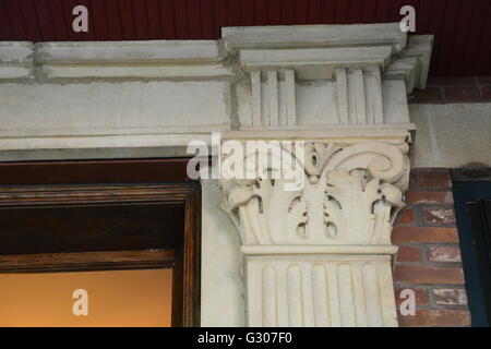 Spalte am Eingang einer 20er Jahre Ära 6-Wohnung Eigentumswohnung Gebäude in Chicago Uptown Neighborhood. Stockfoto