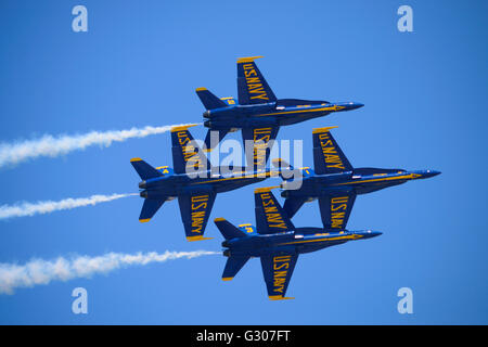 US Navy Blue Angels fliegen f-18 Hornet Jet-Flugzeuge während Jones Beach Airshow. Stockfoto