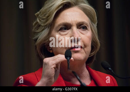 Hillary Clinton gekleidet in einen roten Anzug spricht auf der 25. Jahrestagung der nationalen Aktions-Netzwerk. Stockfoto